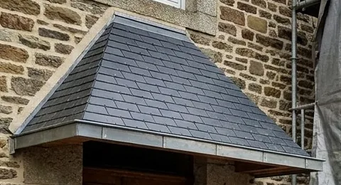 Auvent couvert d'ardoise avec bordure en zinc sur une maison en schiste des Mauges
